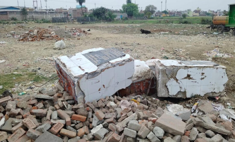खंडित मूर्तियां साभार- सोशल मीडिया